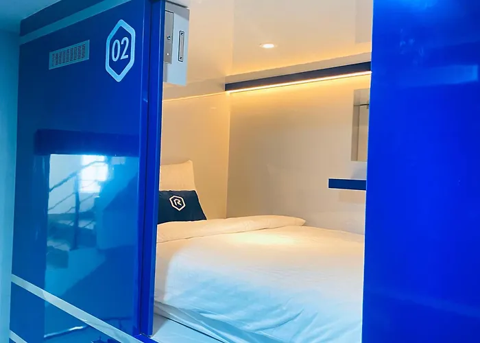 Rosalyne Sleepbox Denpasar Bali Hotel a capsule