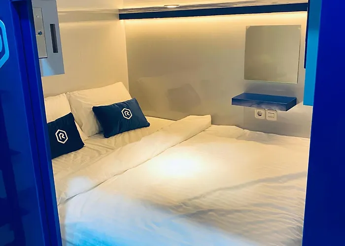 Rosalyne Sleepbox Denpasar Bali カプセルホテル スミニャック