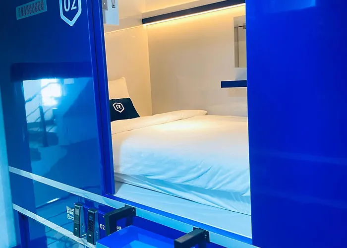 Rosalyne Sleepbox Denpasar Bali Hotel a capsule *
