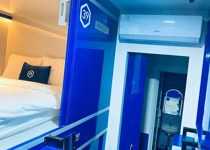 Rosalyne Sleepbox Denpasar Bali カプセルホテル スミニャック